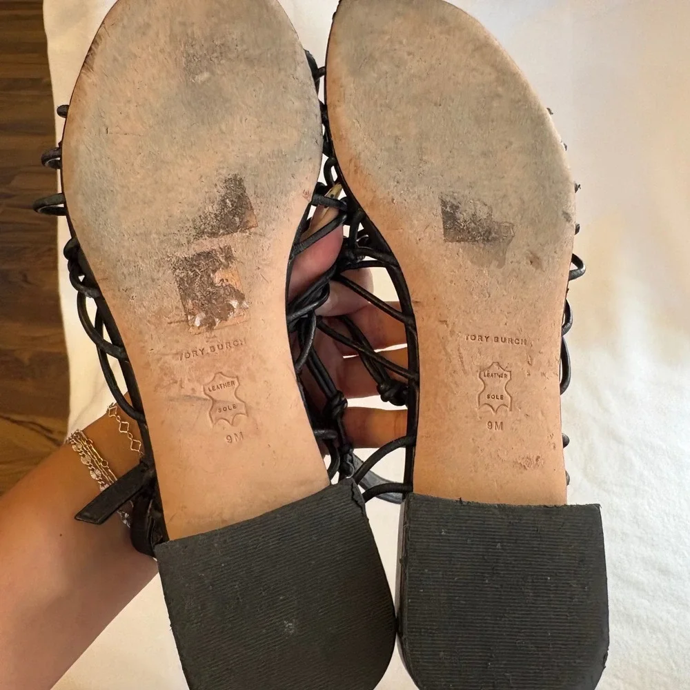 Tory Burch Barely There Knotted Sandals Gold Logo Charm Size 9